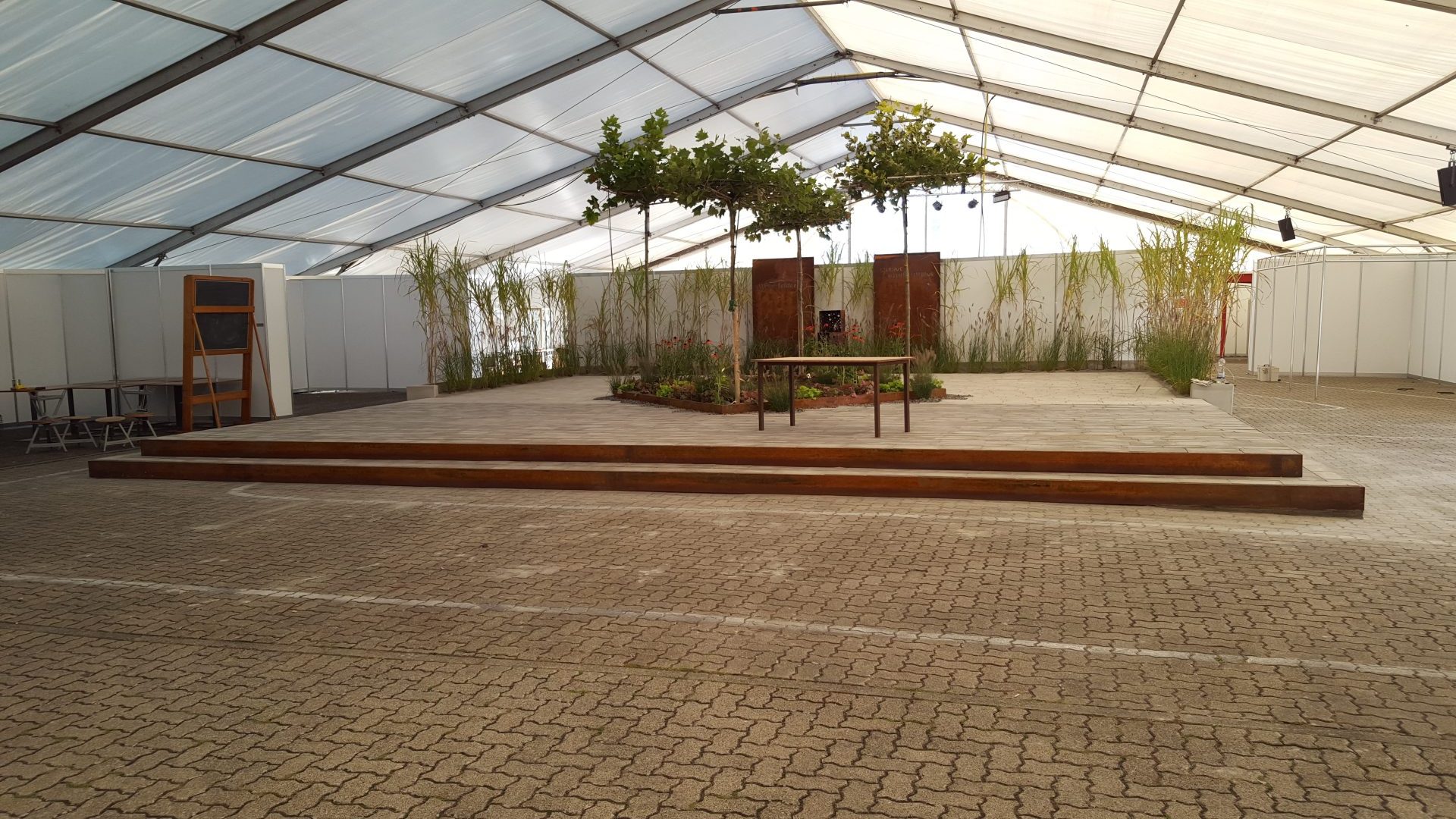 Leere Zeltbühne mit Pflanzen