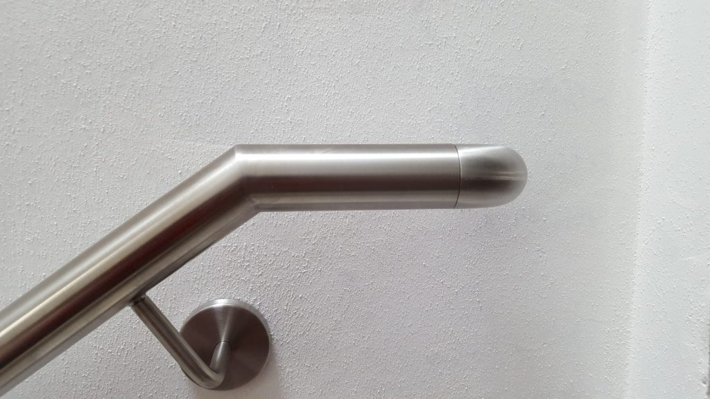 Edelstahl-Handlauf an Wand