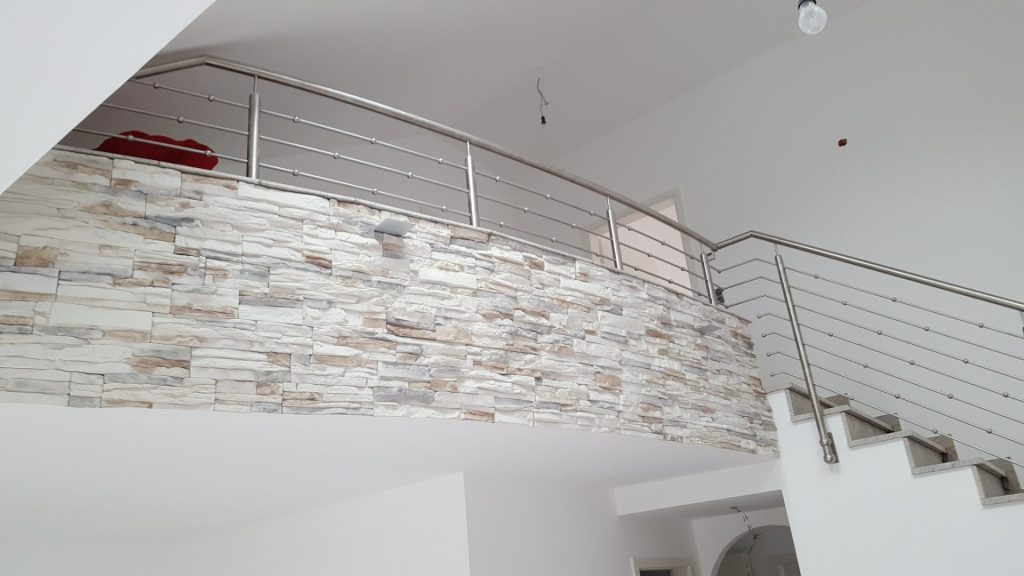 Moderne Treppe mit Steinwand