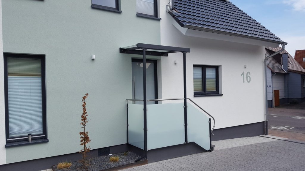 Eingang zu modernem Gebäude