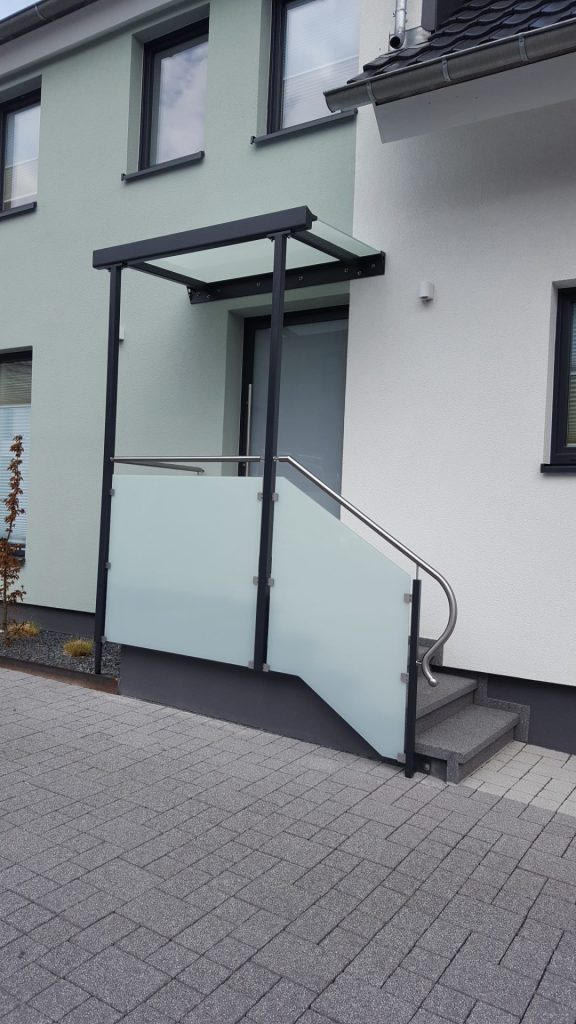 Eingang mit Glasgeländer und StufenEingang mit Glasgeländer und Stufen