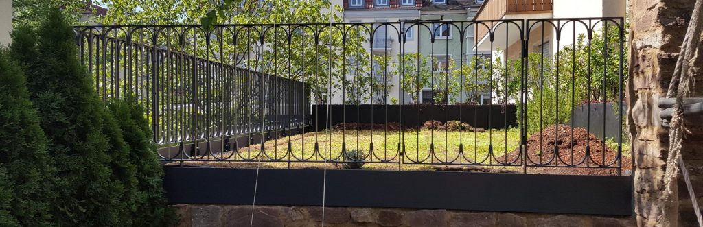 Garten mit dekorativem Zaun