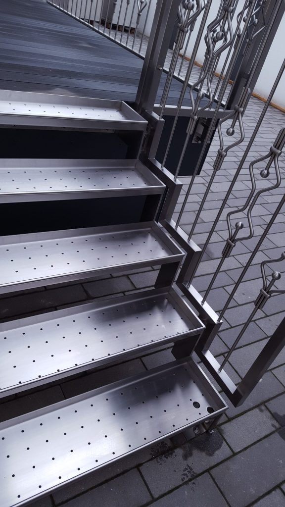 Metallene Treppe mit Geländer