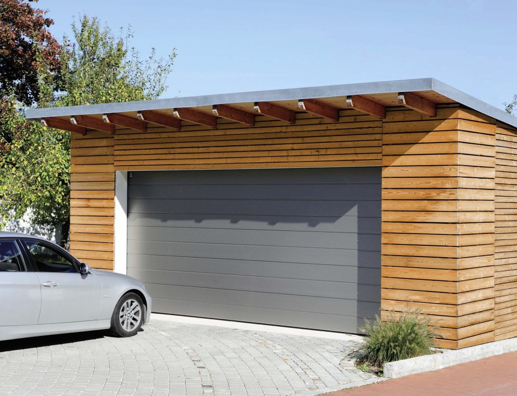Moderne Garage mit Holzwänden