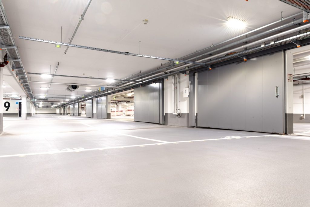 Leerer Parkhausbereich mit Türen