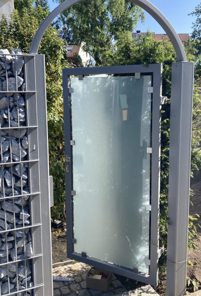 Glasvoral mit modernen Akzenten