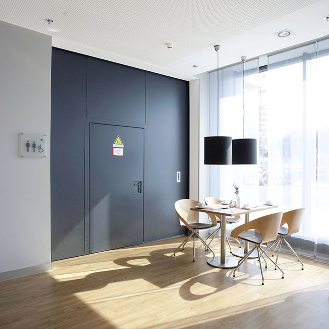 Moderne Küche mit Stühlen