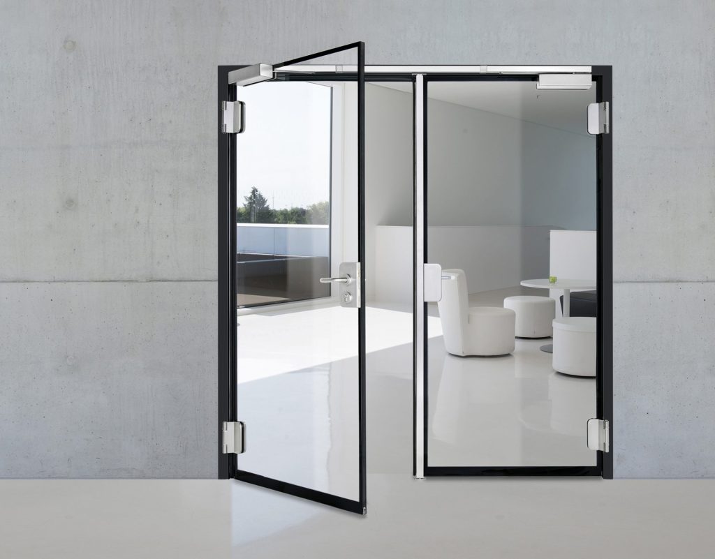 Glasdoppeltür mit modernem Interieur