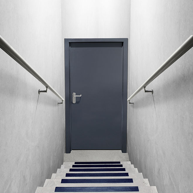 Treppe zu geschlossener Tür