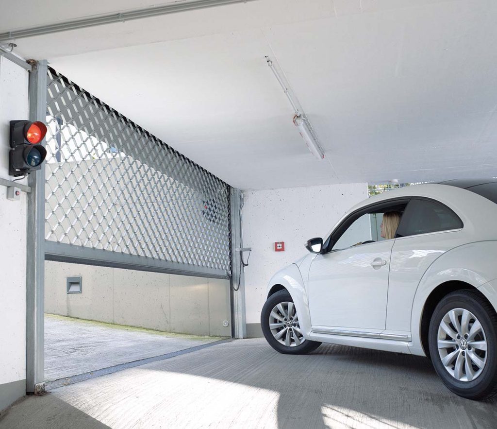 Weiße Auto wartet auf Öffnung